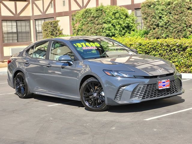 Used 2025 Toyota Camry SE image 2