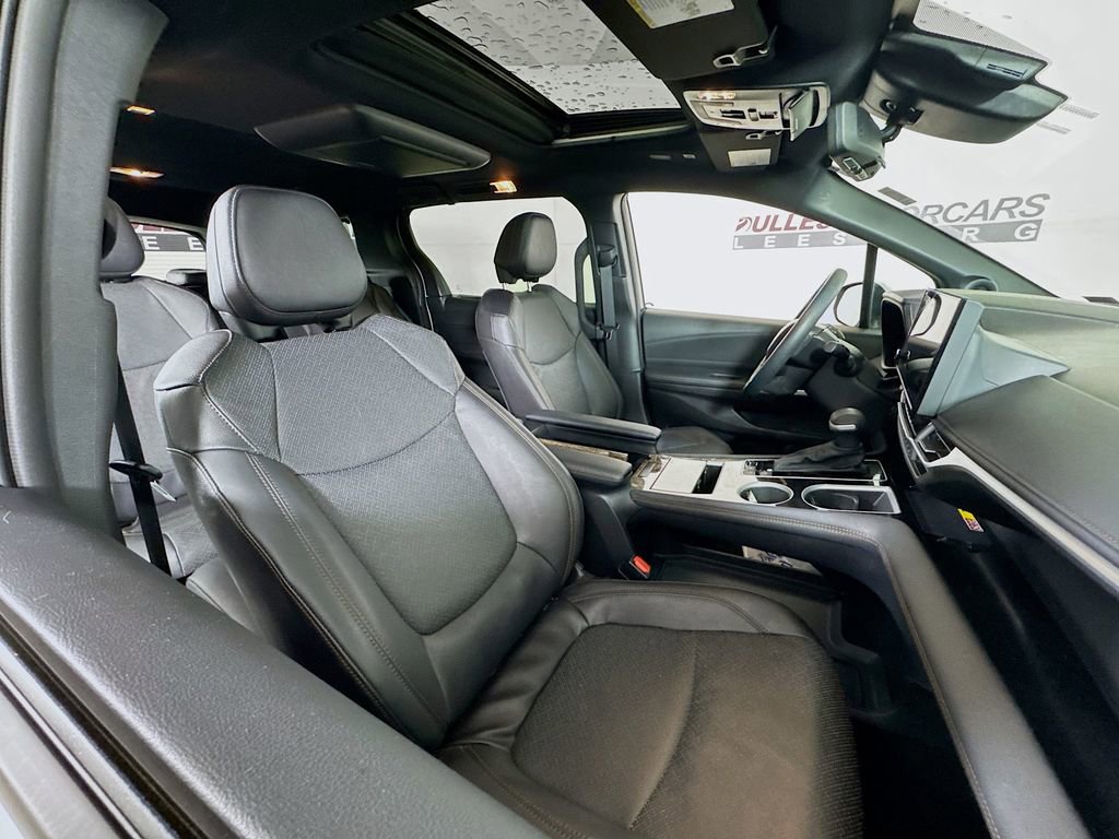 Used 2025 Toyota Sienna Platinum image 27