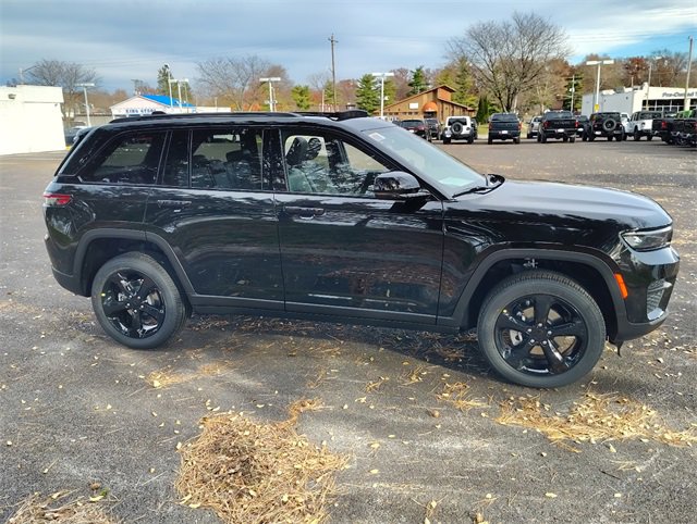 New 2025 Jeep Grand Cherokee Altitude image 7
