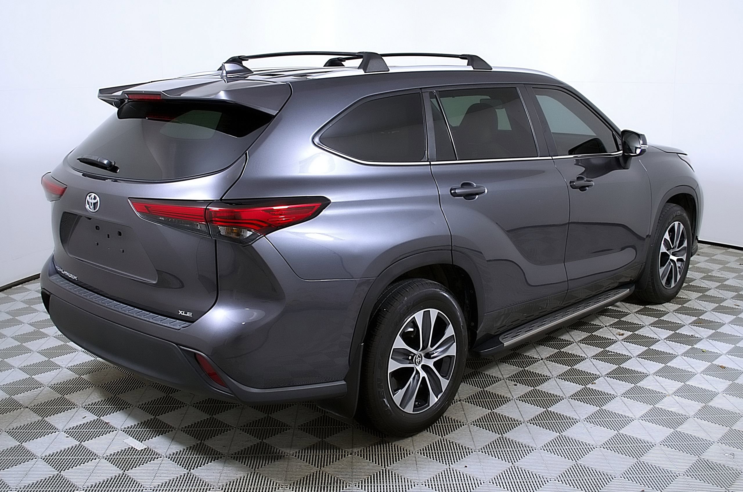 Used 2023 Toyota Highlander XLE image 7