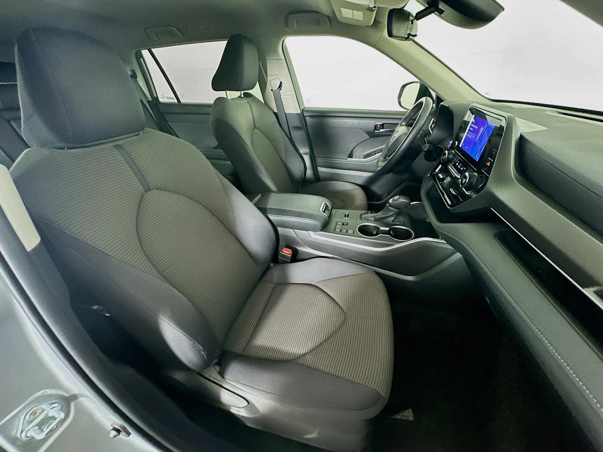 Used 2024 Toyota Highlander LE image 32