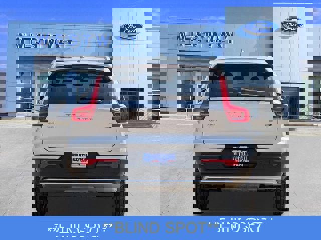 Used 2023 Volvo XC40 B5 Core image 4