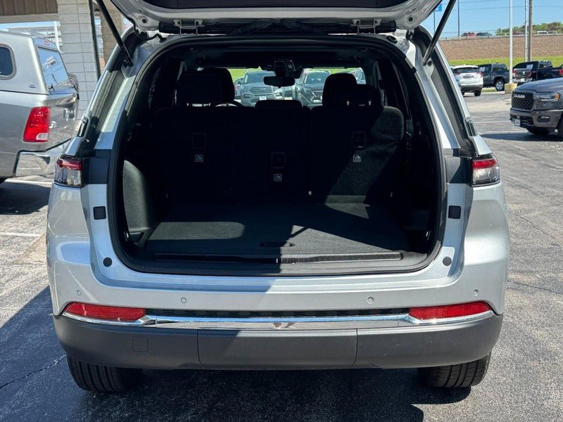 Used 2024 Jeep Grand Cherokee Laredo X AWD/4WD image 5
