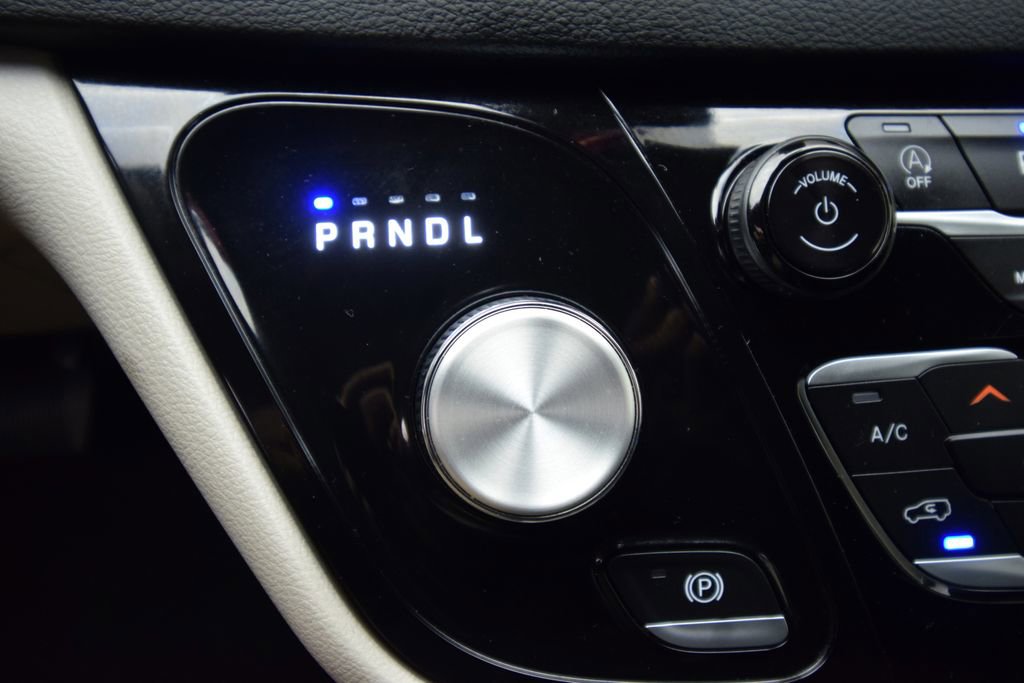 Used 2024 Chrysler Pacifica Touring-L image 23