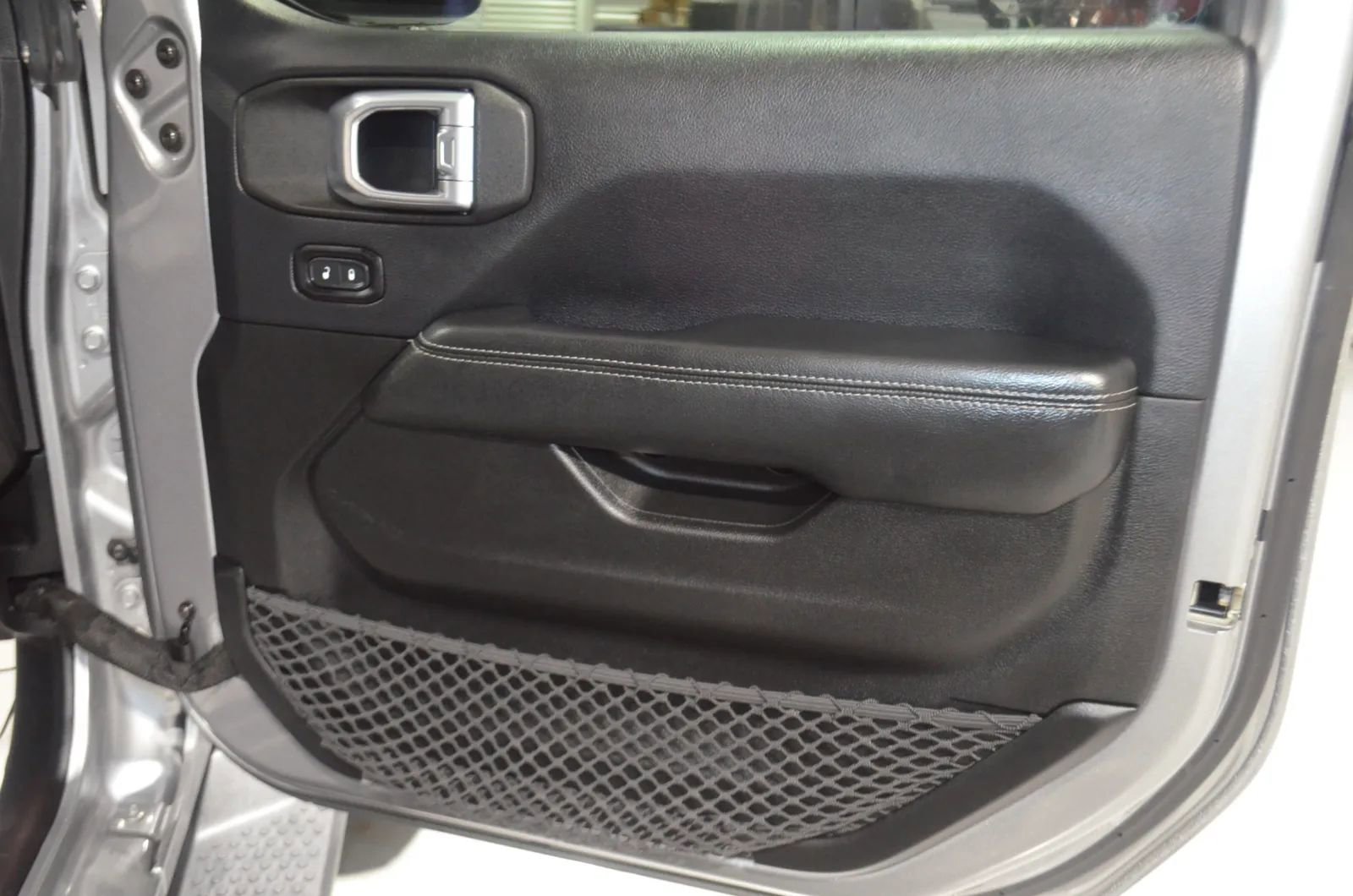 Used 2018 Jeep Wrangler Unlimited Sahara image 26