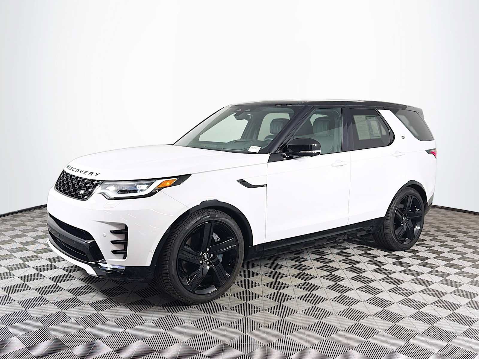 Used 2025 Land Rover Discovery Dynamic SE