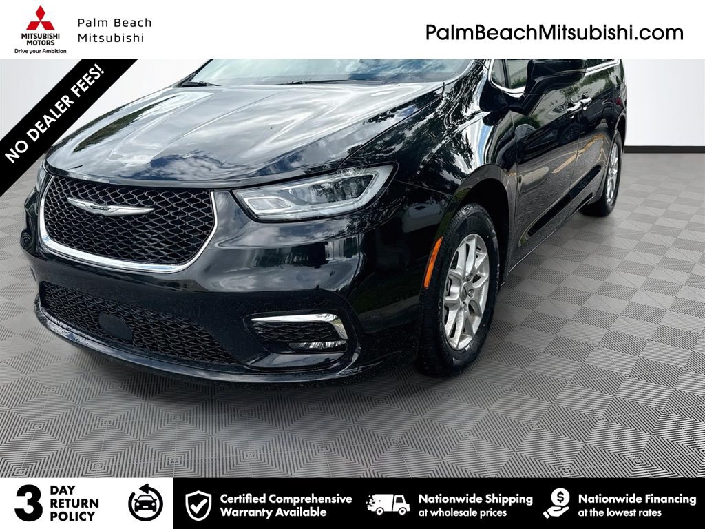 Used 2025 Chrysler Pacifica Select FWD image 1