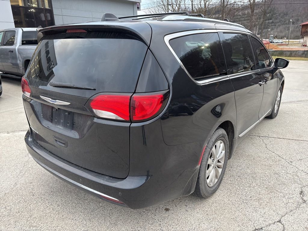 Used 2018 Chrysler Pacifica Touring-L image 5