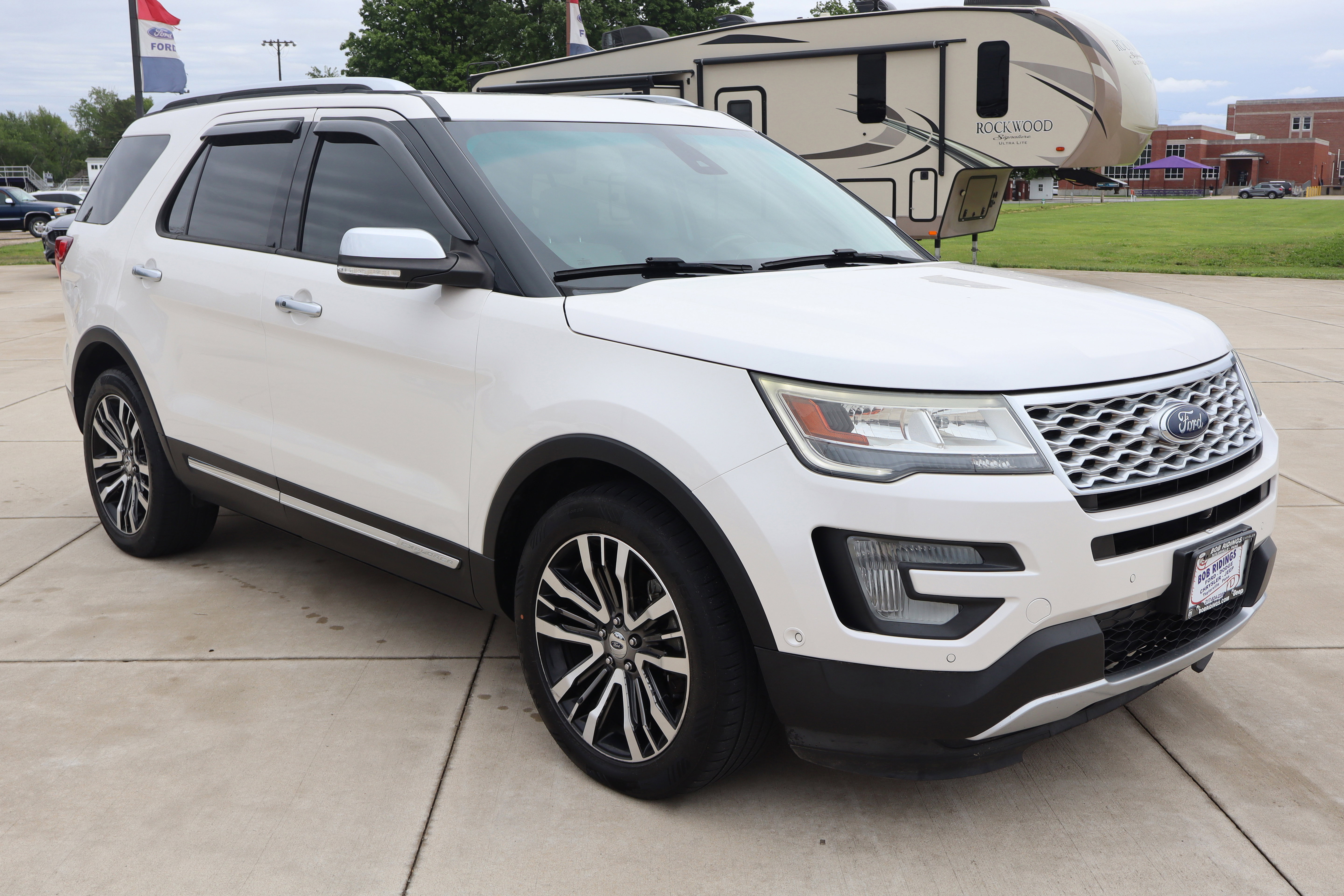 Used 2017 Ford Explorer Platinum AWD/4WD image 3