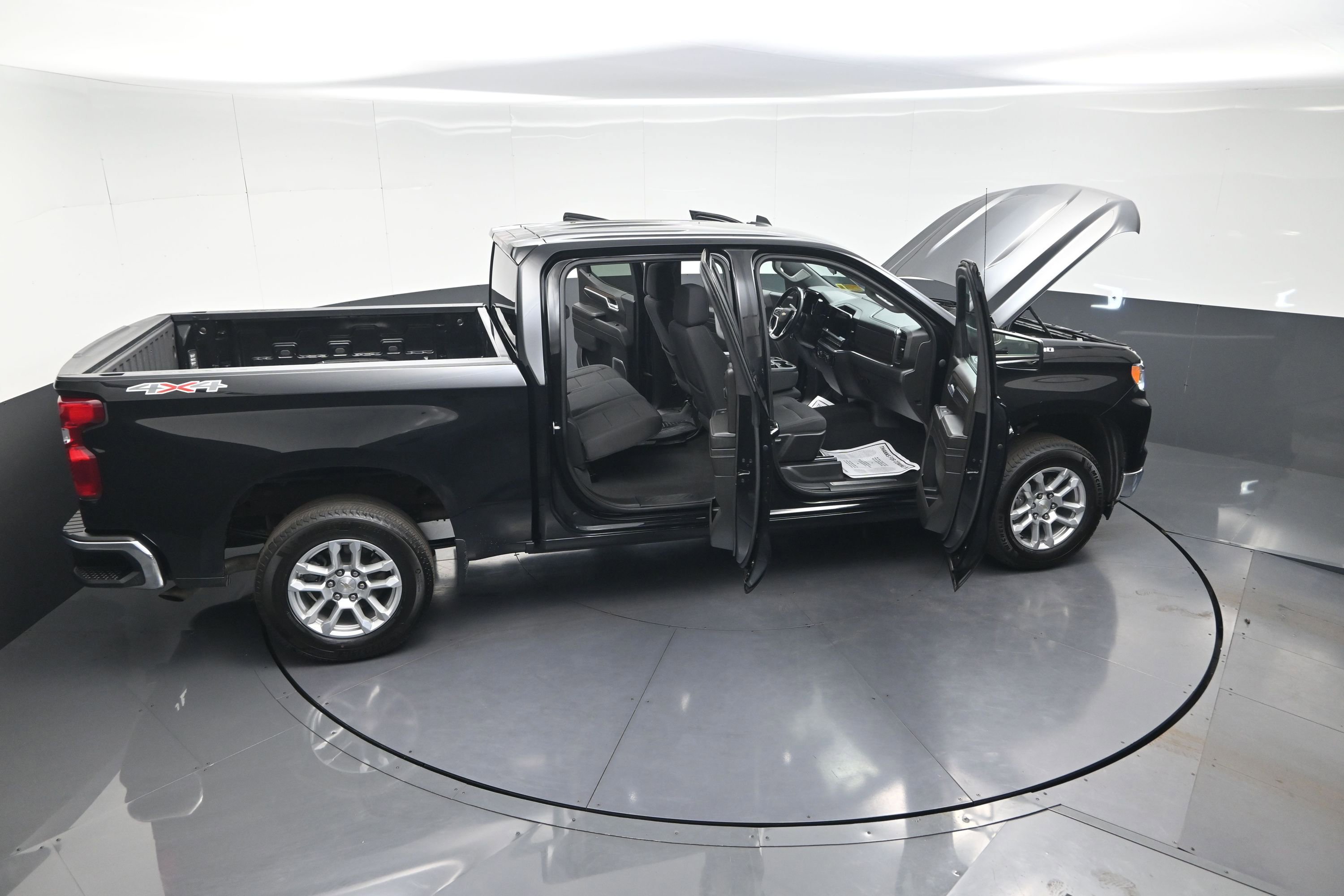 Used 2023 Chevrolet Silverado 1500 LT AWD/4WD image 14