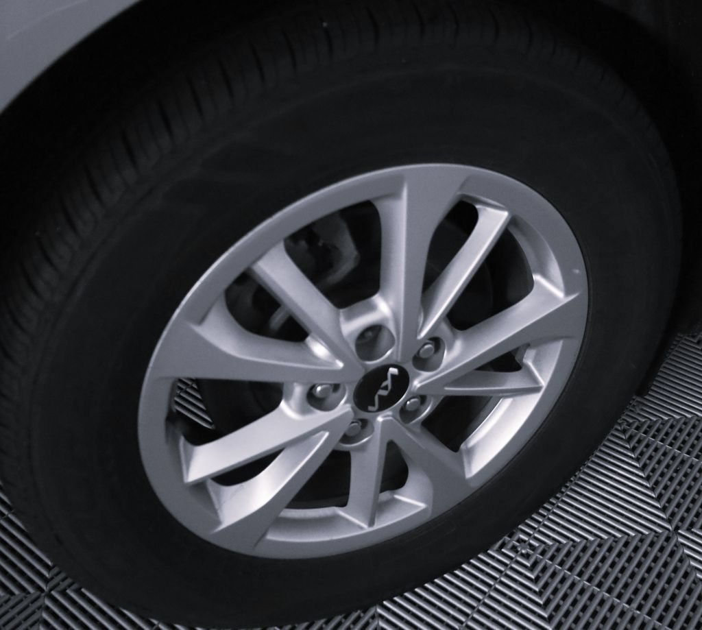 Used 2022 Kia Carnival LX FWD image 7