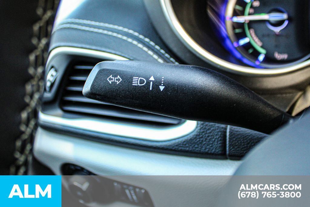 Used 2024 Chrysler Pacifica Select image 32