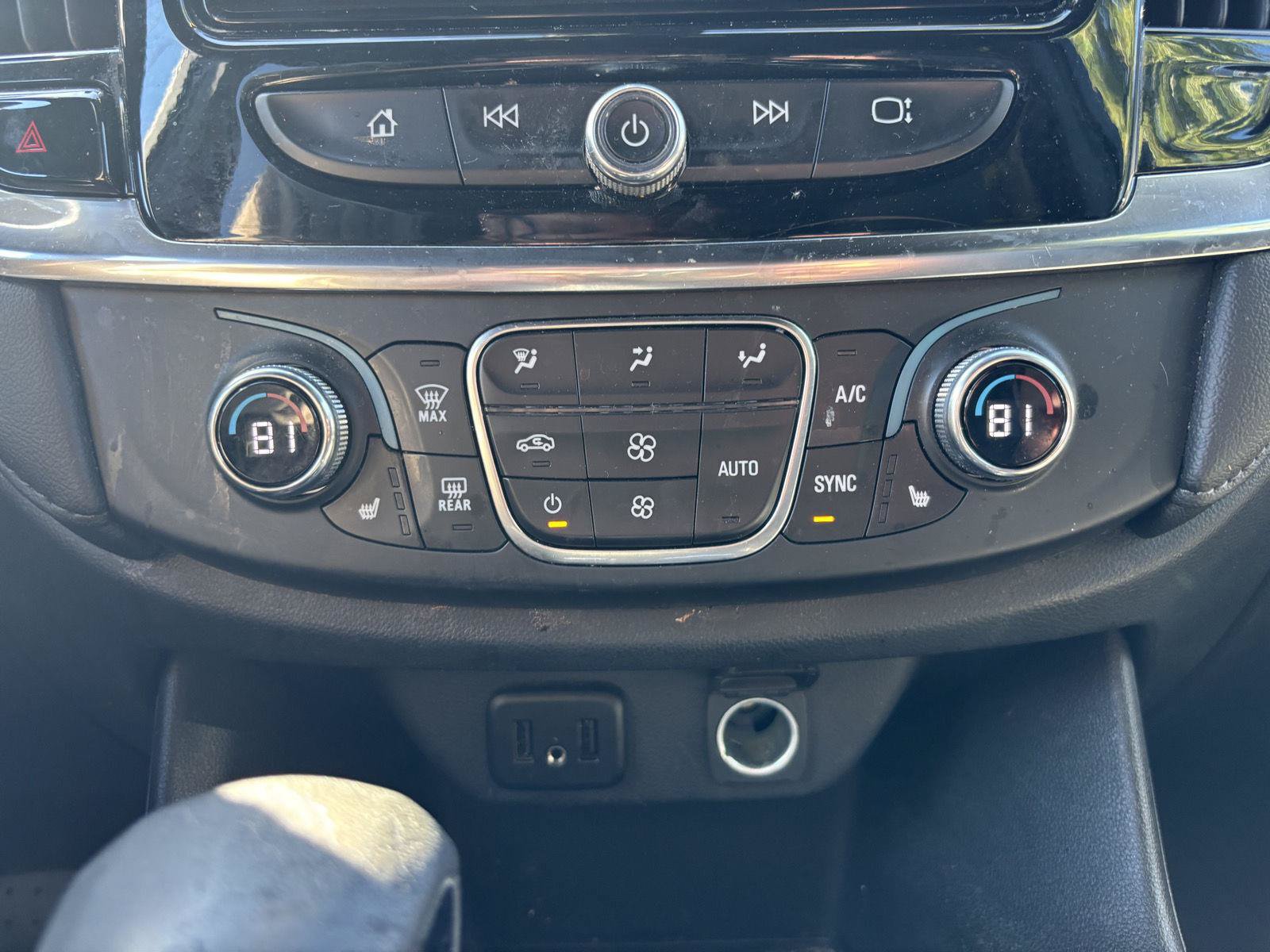 Used 2023 Chevrolet Traverse LT FWD image 29