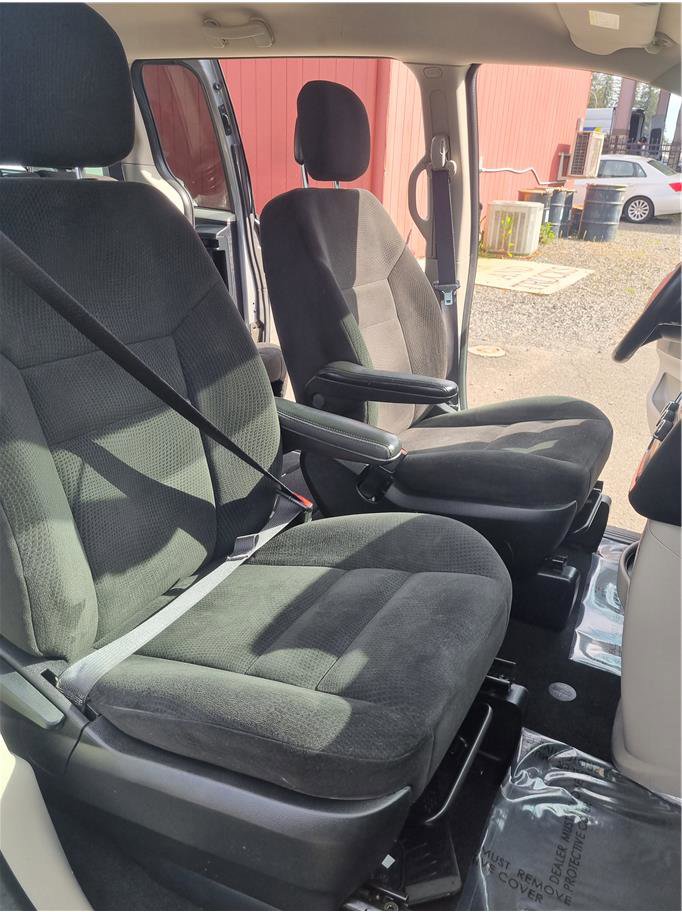 Used 2016 Dodge Grand Caravan American Value Package w/ UConnect Hands-Free Group FWD image 13