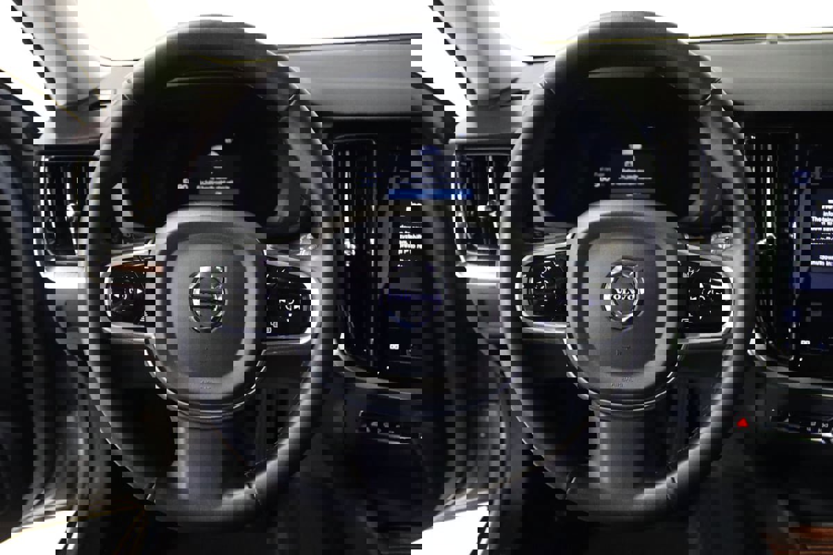 Used 2025 Volvo V60 B5 Cross Country Plus image 35