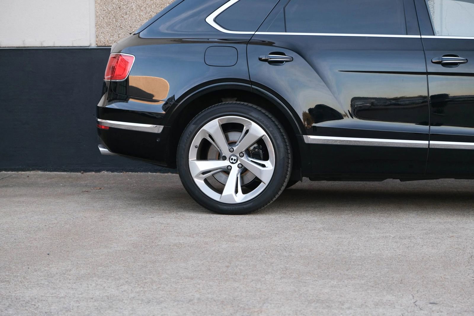 Used 2018 Bentley Bentayga image 11