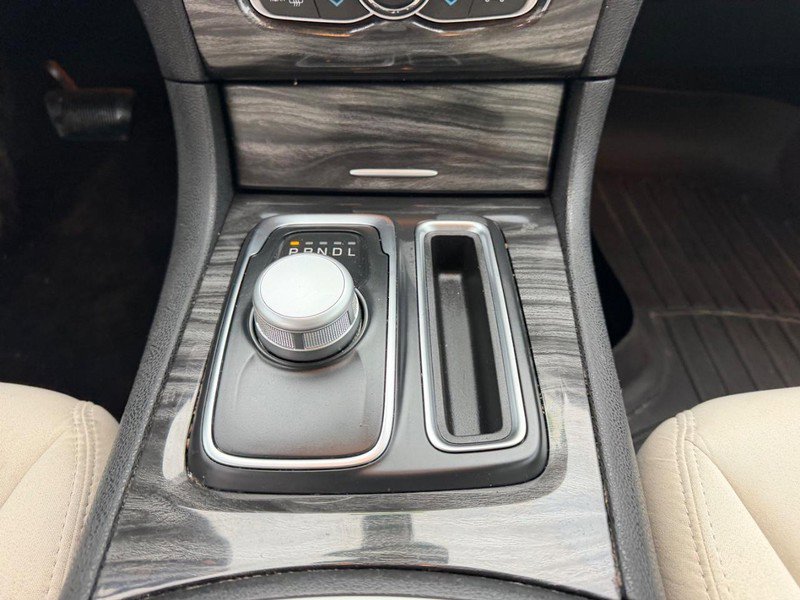 Used 2019 Chrysler 300 Touring w/ Chrome Appearance Package image 16