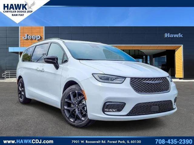Certified 2025 Chrysler Pacifica Limited FWD image 1