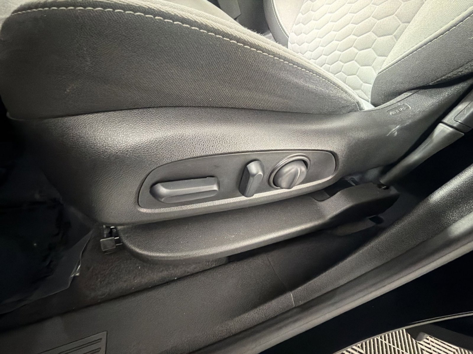 Used 2019 Chevrolet Equinox LT w/ Sun & Navigation Package image 14