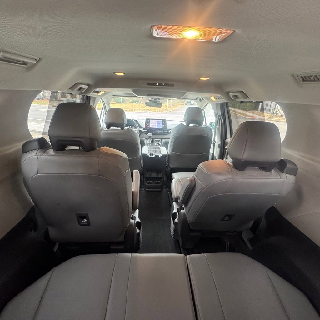 Used 2021 Toyota Sienna Limited image 10