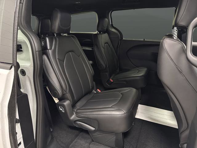 New 2026 Chrysler Pacifica Select w/ S Appearance Package image 30