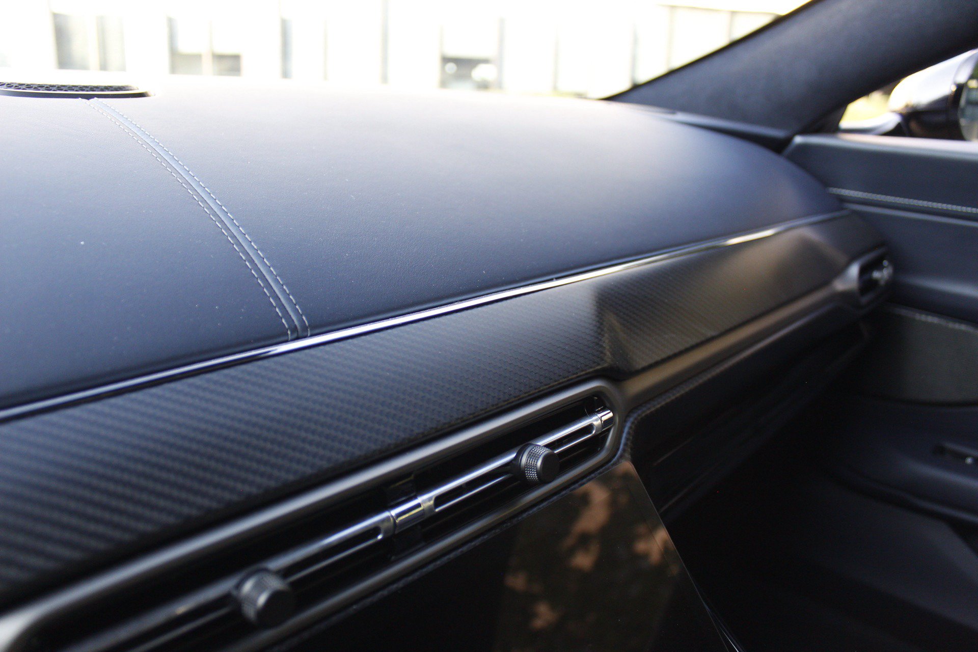 Used 2025 Aston Martin V8 Vantage Coupe RWD image 41