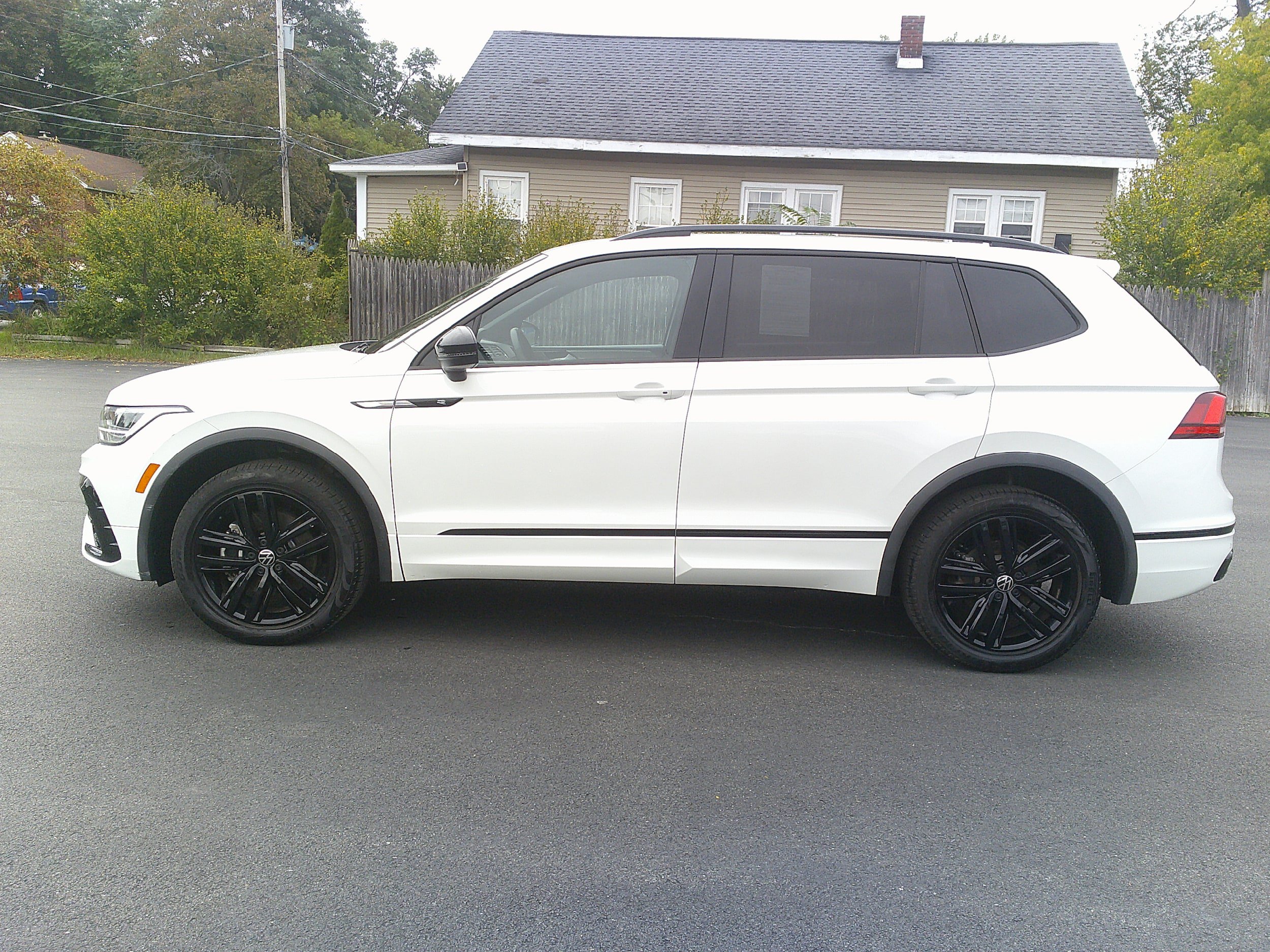 Used 2022 Volkswagen Tiguan SE R-Line AWD/4WD image 12