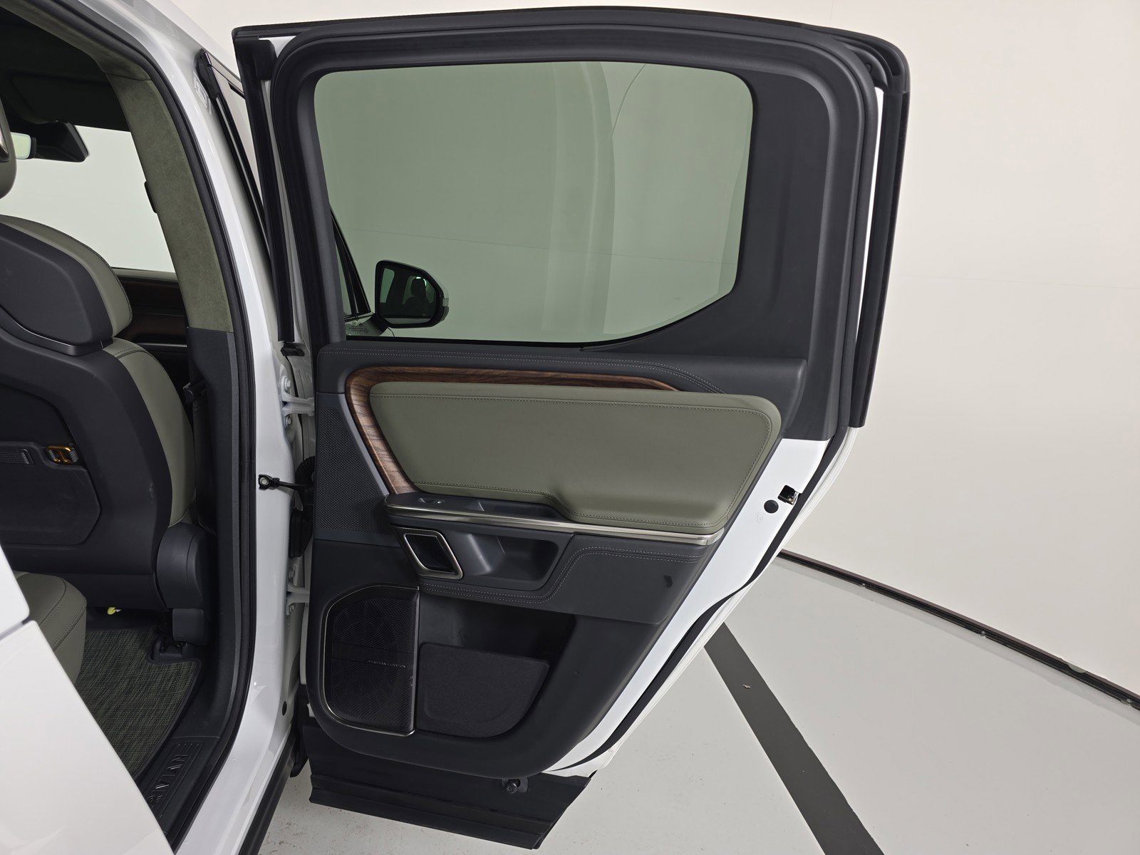 Used 2023 Rivian R1T Adventure image 19