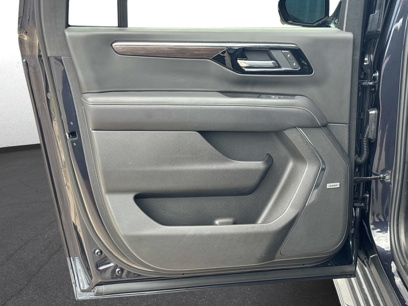 Used 2025 Chevrolet Suburban Premier RWD image 13