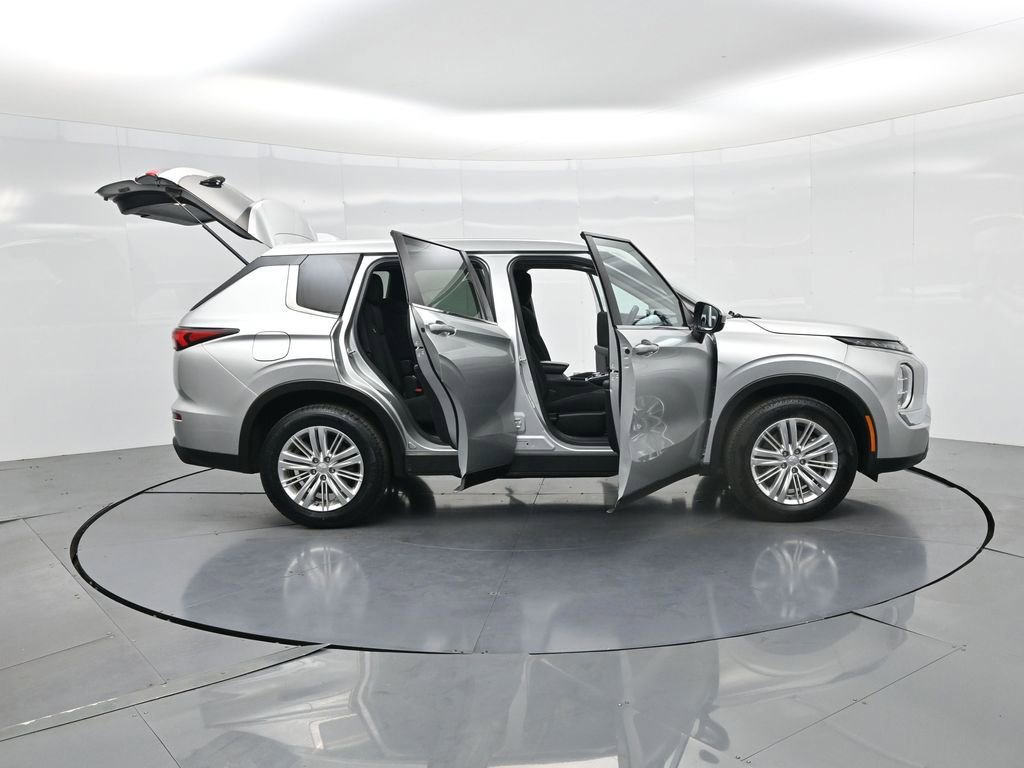 Used 2022 Mitsubishi Outlander ES image 3