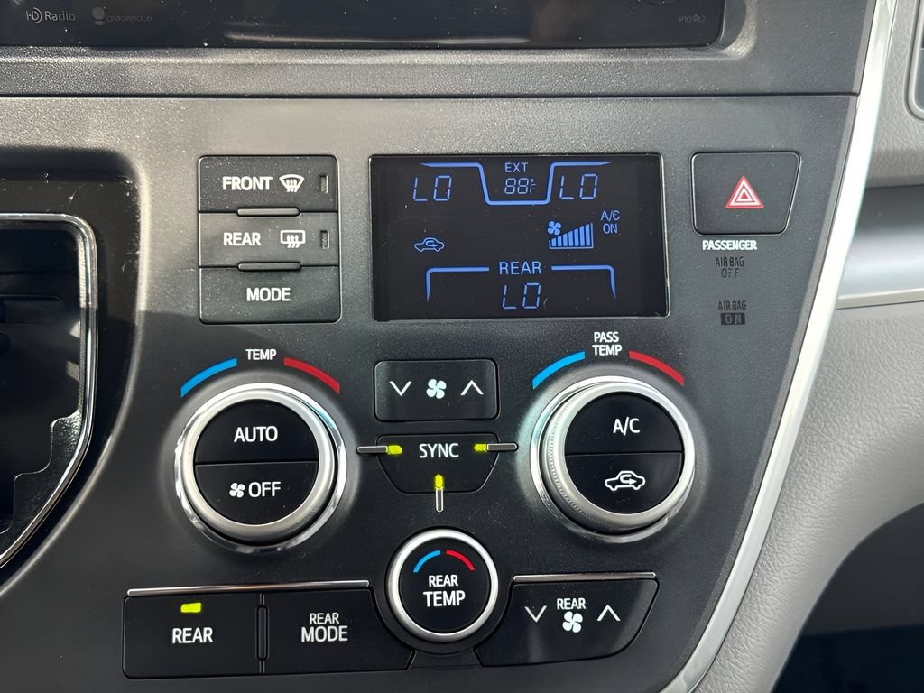 Used 2015 Toyota Sienna LE AWD/4WD image 15