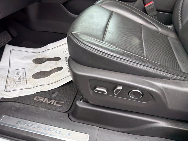 Used 2025 GMC Yukon Denali AWD/4WD image 32