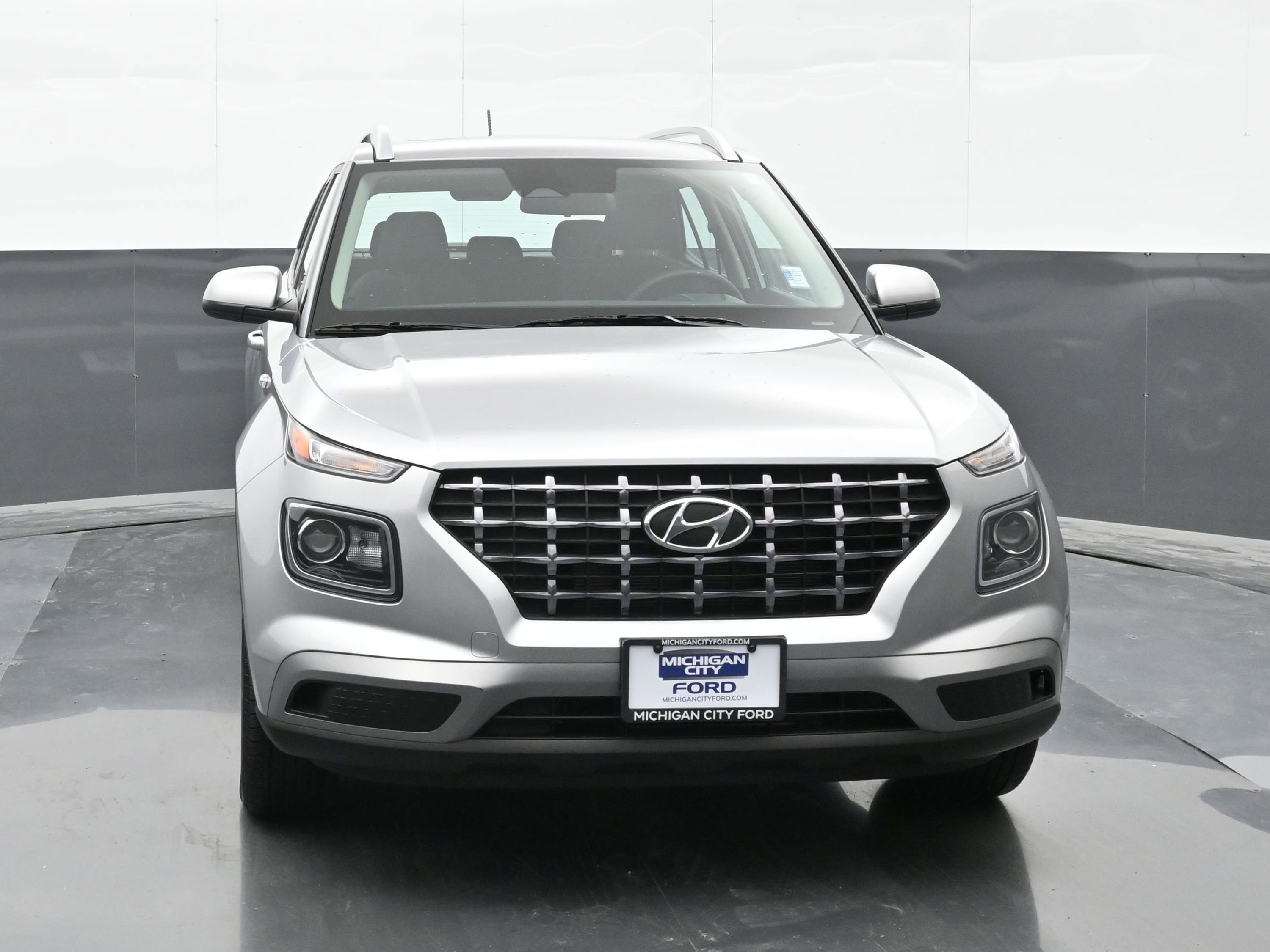 Used 2024 Hyundai Venue SEL image 2