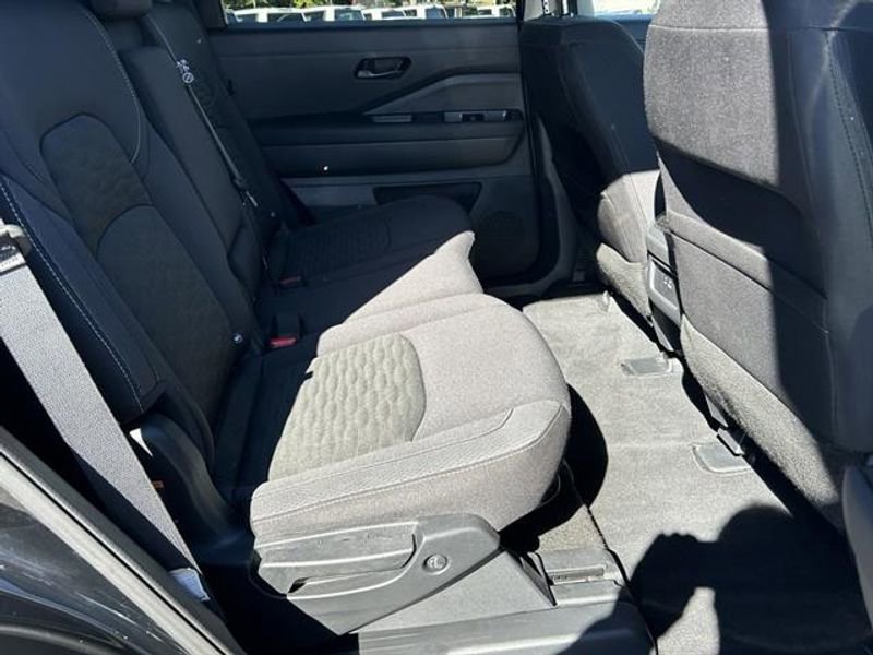 Used 2025 Nissan Pathfinder SV image 27
