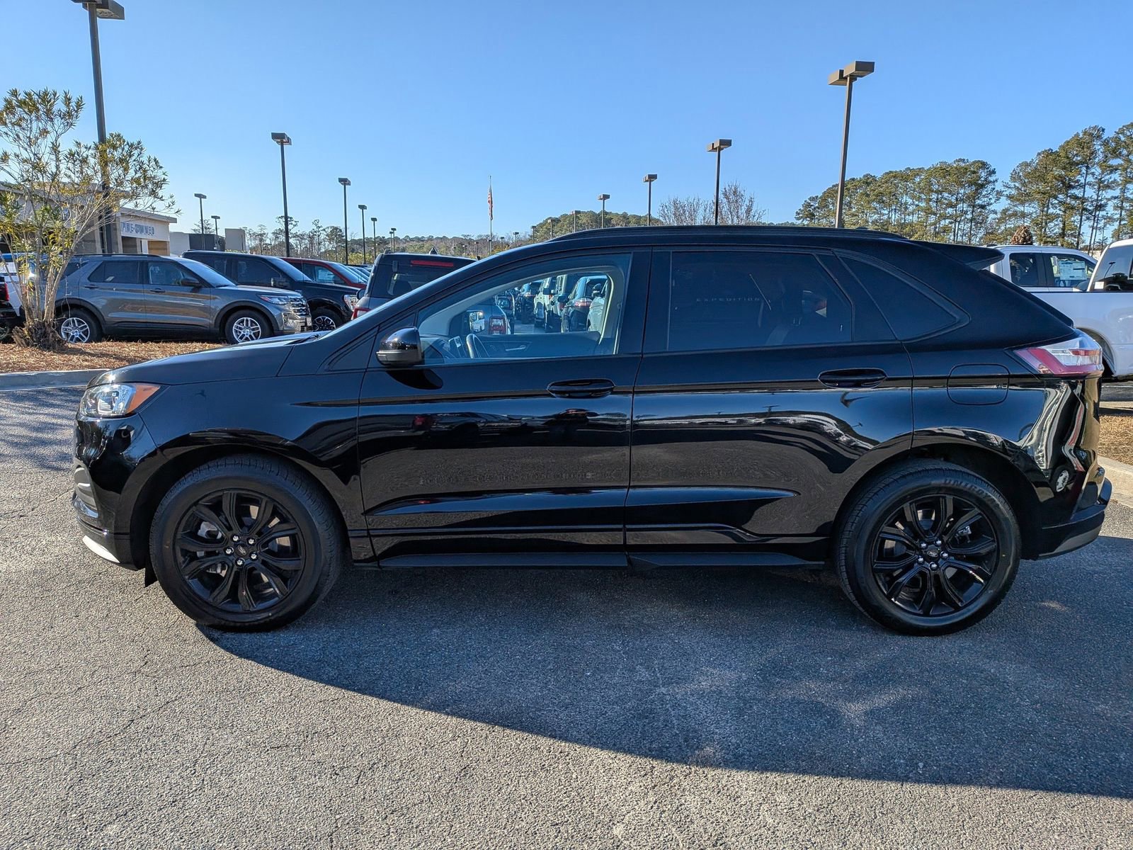 Certified 2022 Ford Edge SE w/ Black Appearance Package image 7
