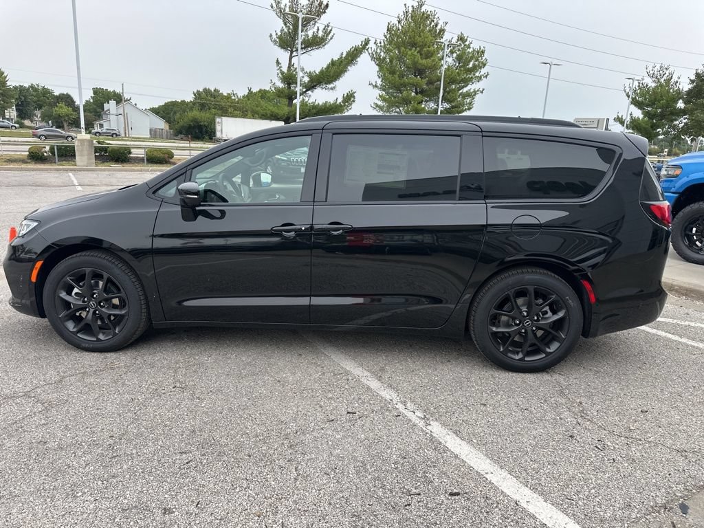 New 2026 Chrysler Pacifica Limited w/ S Appearance Package FWD image 20