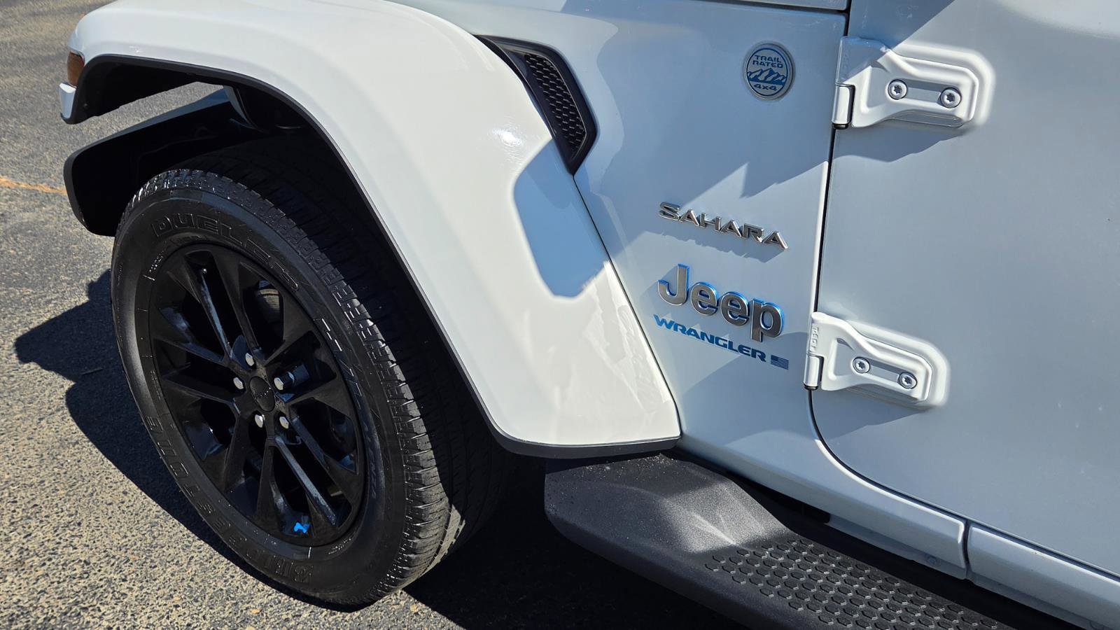 Used 2023 Jeep Wrangler Sahara w/ Cold Weather Group image 17