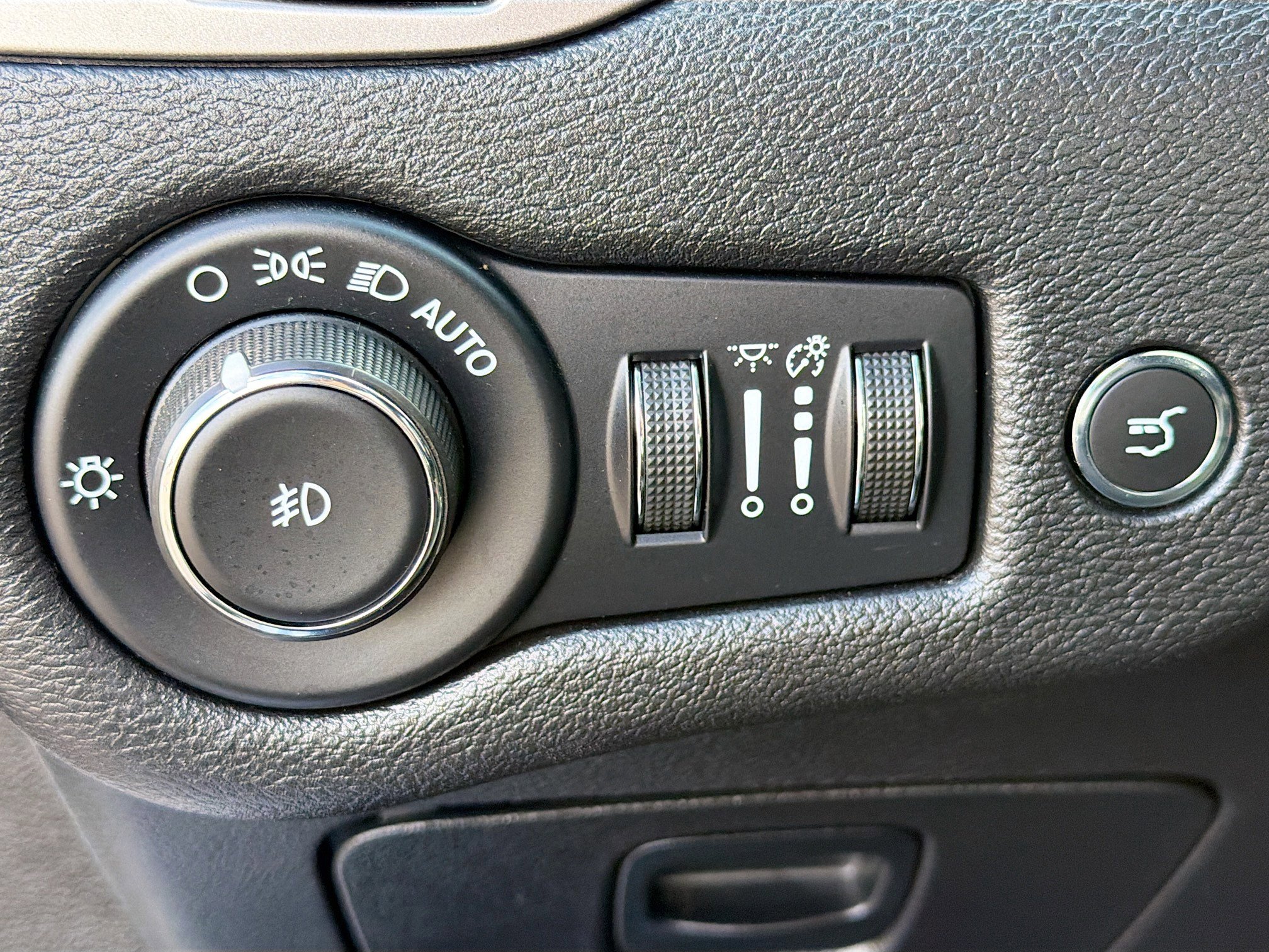 Used 2020 Jeep Cherokee Limited image 34