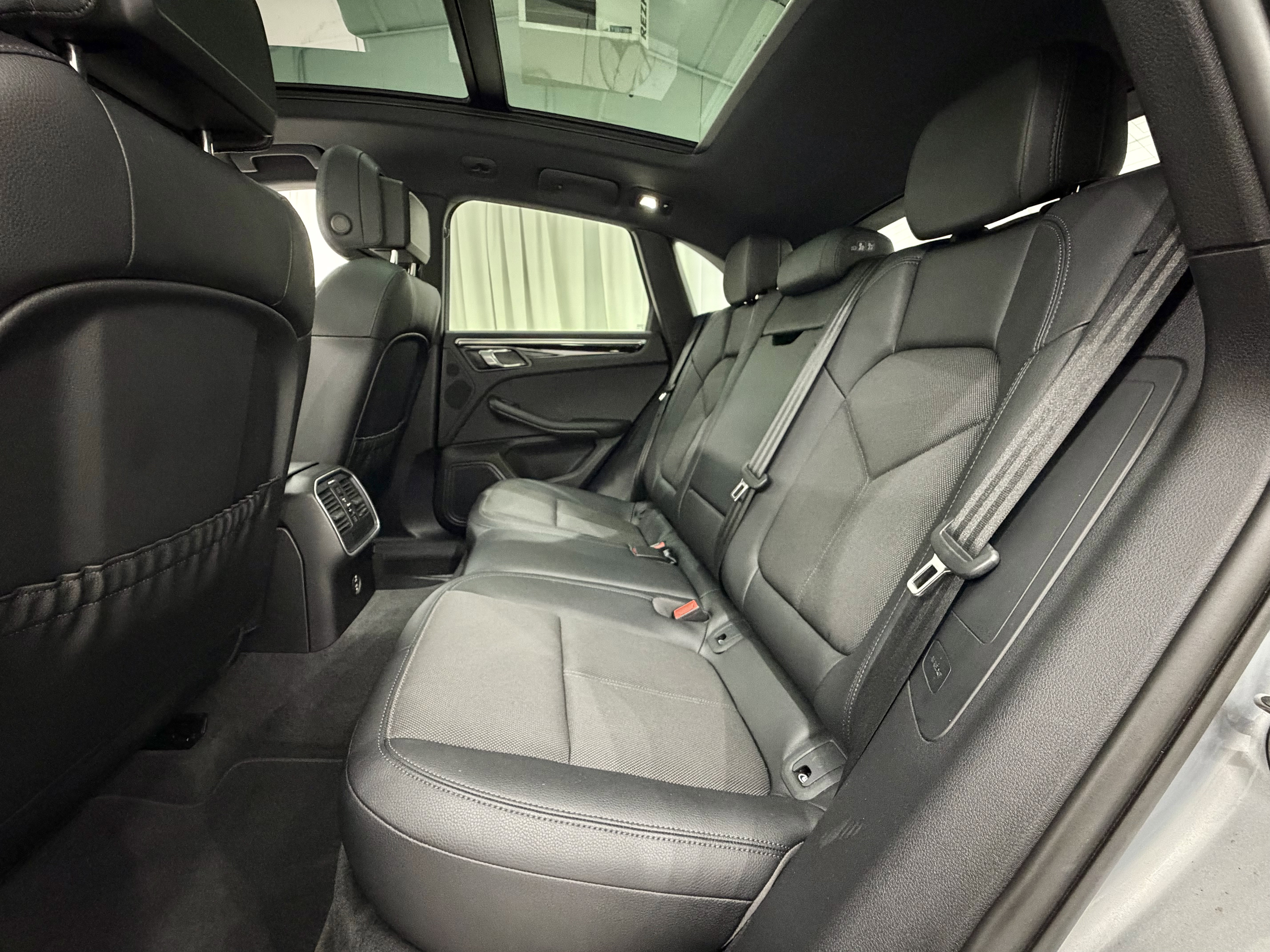 Certified 2022 Porsche Macan image 20