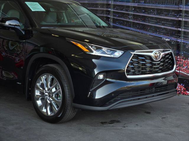Certified 2026 Toyota Highlander Limited AWD/4WD image 2