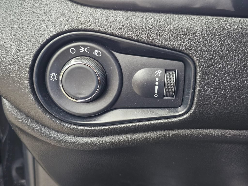 Used 2022 Jeep Renegade Sport w/ Sport Appearance Group AWD/4WD image 32