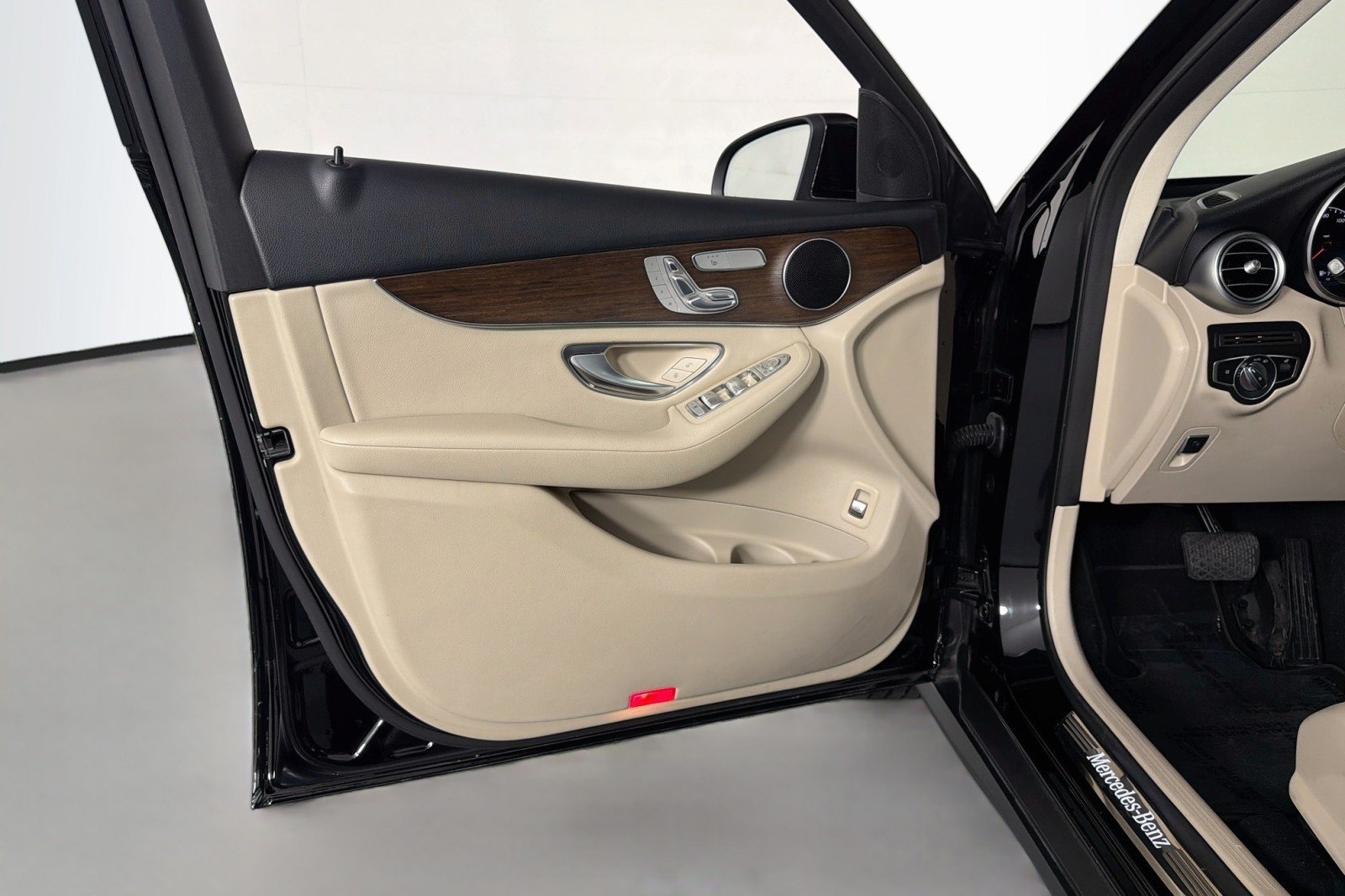 Used 2022 Mercedes-Benz GLC 300 image 21