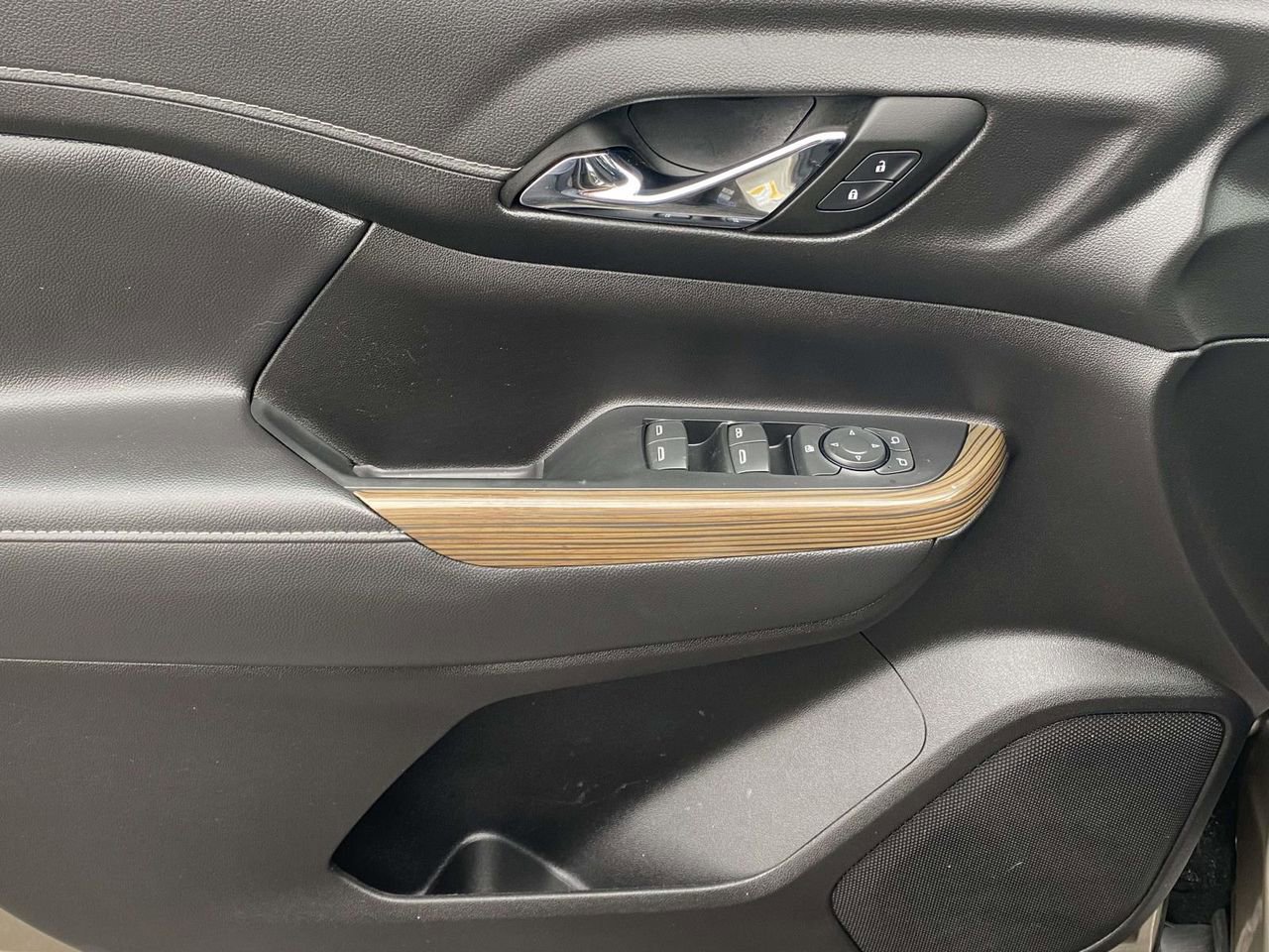 Used 2023 GMC Acadia SLE image 16