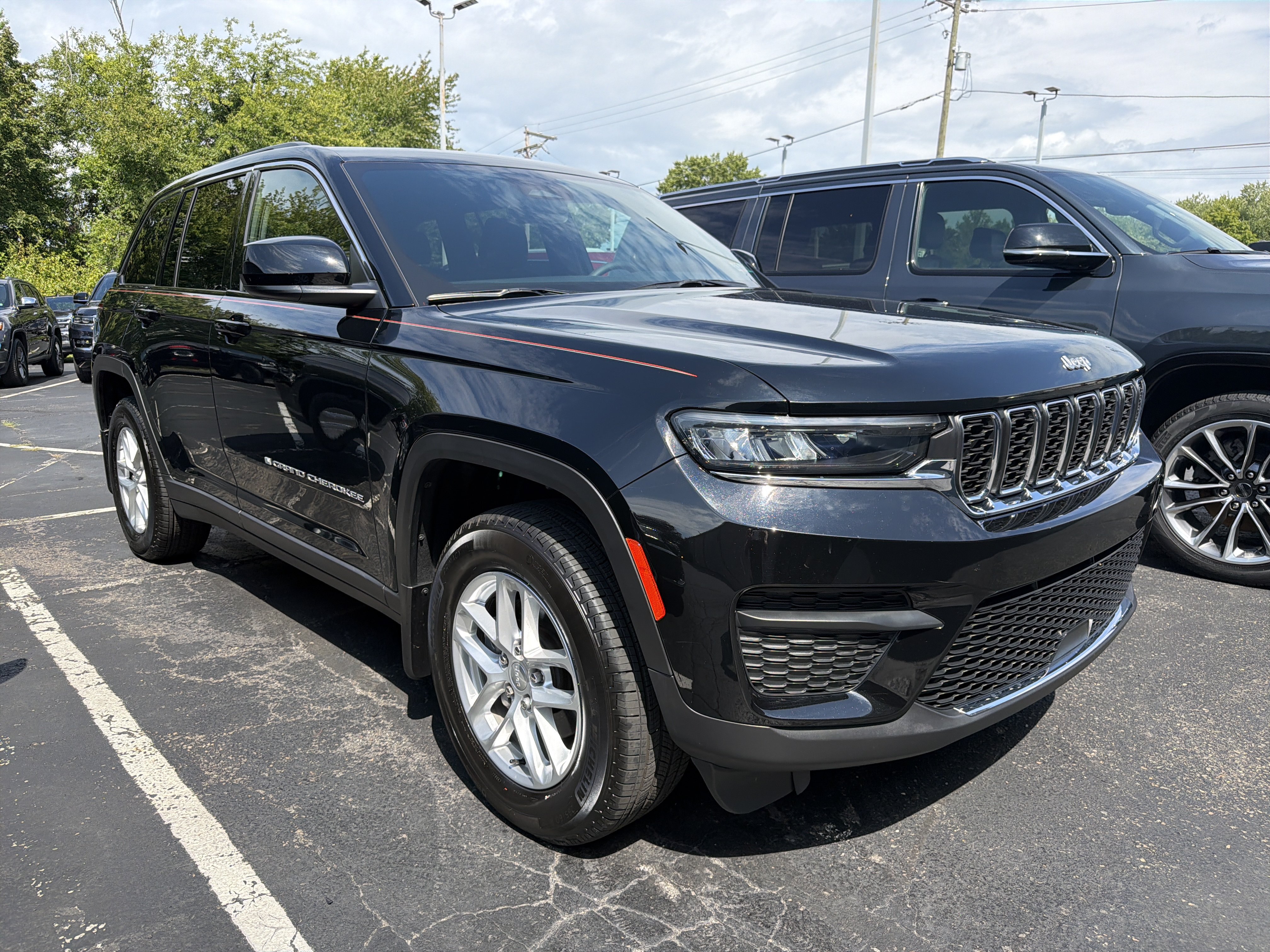Used 2025 Jeep Grand Cherokee Laredo X w/ Luxury Tech Group I AWD/4WD image 1