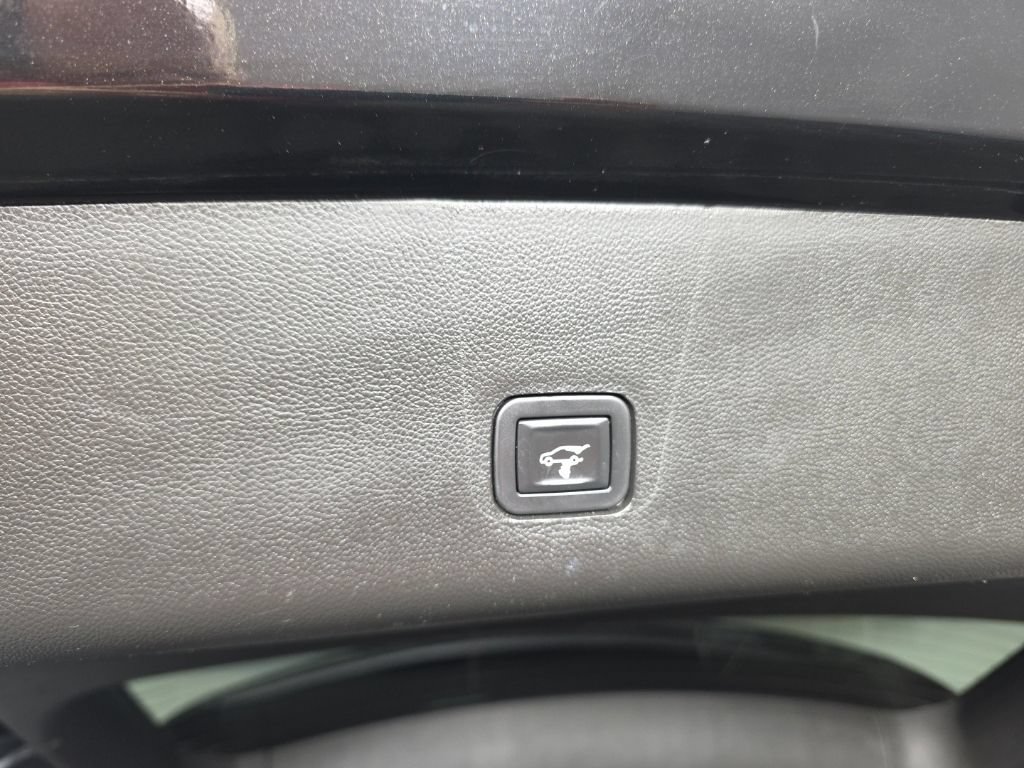 Used 2018 Chevrolet Traverse Premier AWD/4WD image 36