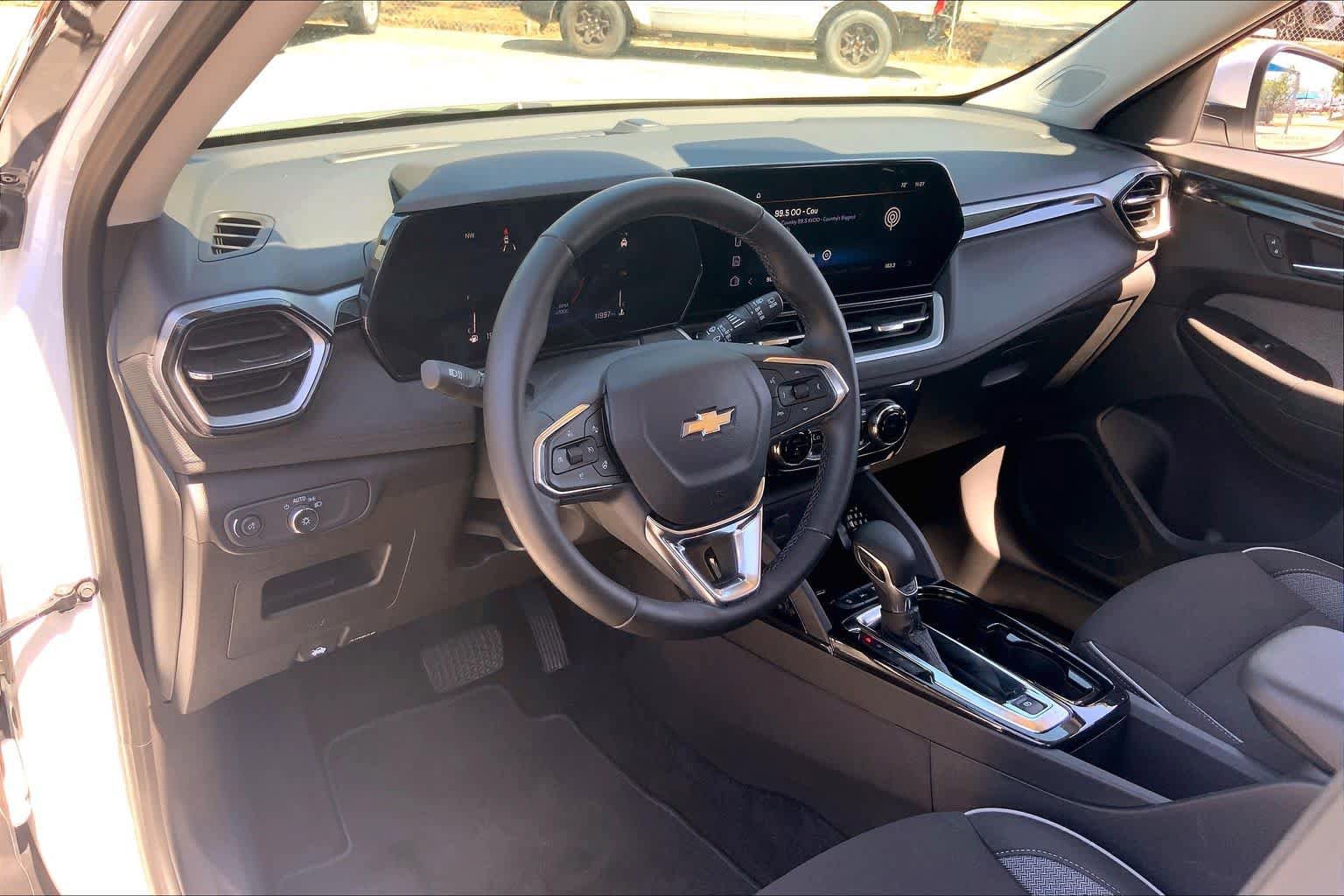 Used 2025 Chevrolet TrailBlazer LT w/ Convenience Package FWD image 36