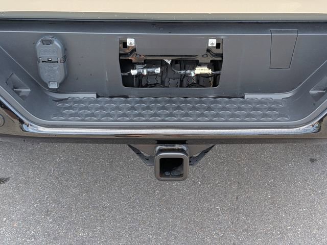 Used 2024 Chevrolet Colorado ZR2 w/ ZR2 Convenience Package III AWD/4WD image 11