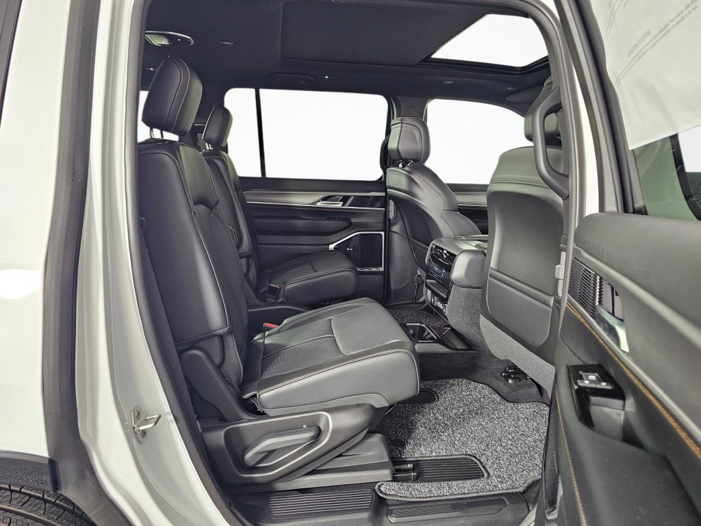 New 2026 Jeep Grand Wagoneer 4WD image 39