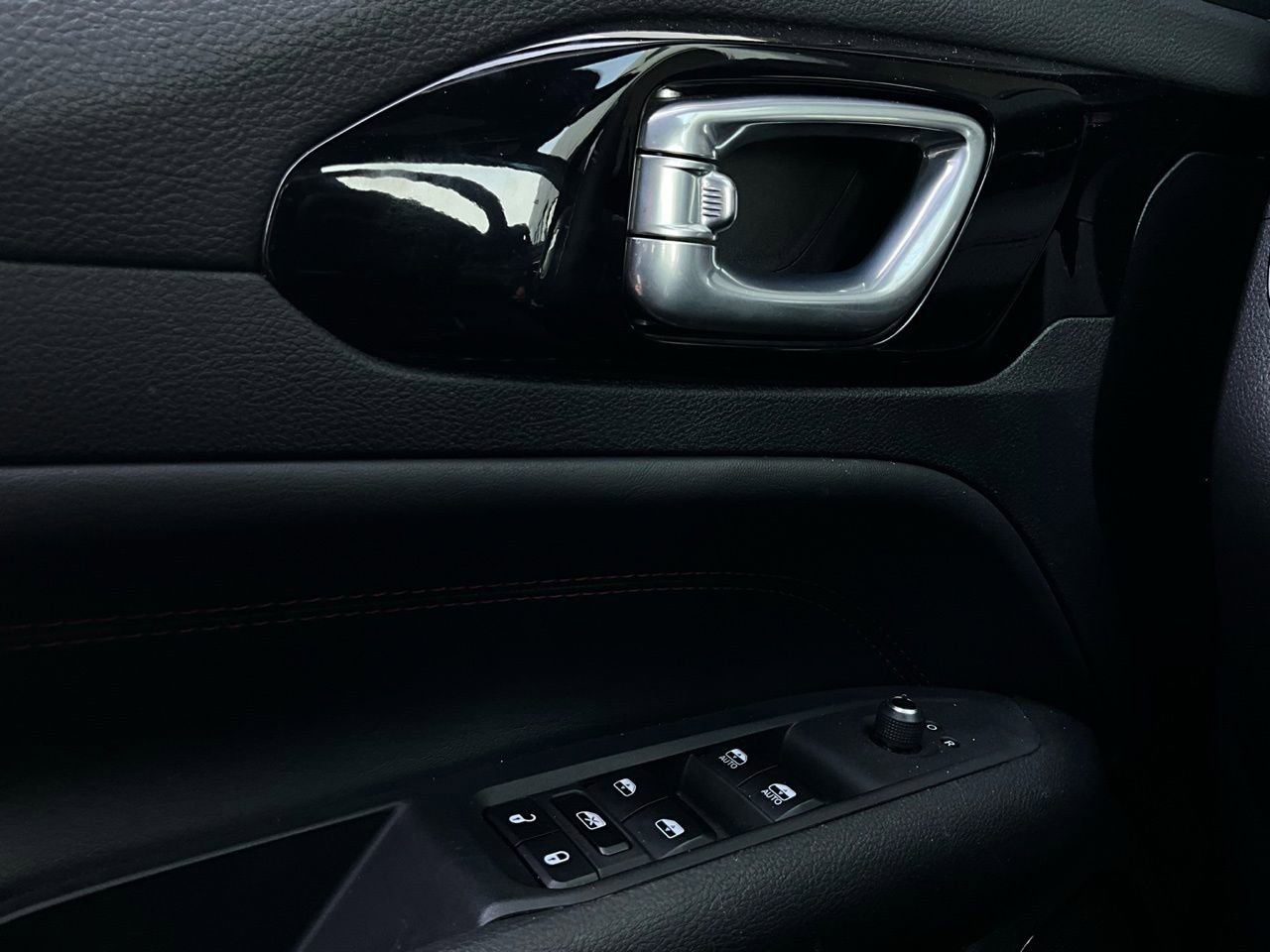 Used 2025 Jeep Compass Trailhawk image 20