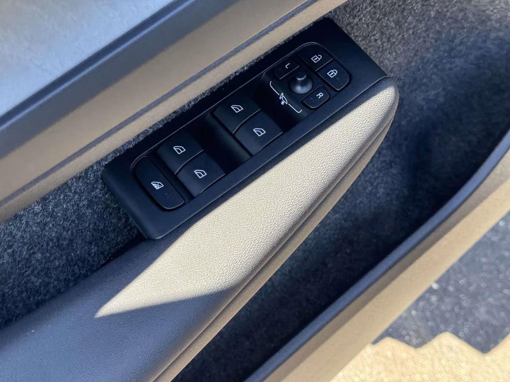 Certified 2026 Volvo XC40 B5 Plus w/ Protection Package Premier image 15